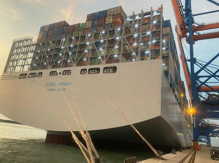 Cận cảnh siêu tàu container lớn nhất thế giới tại Bà Rịa – Vũng Tàu