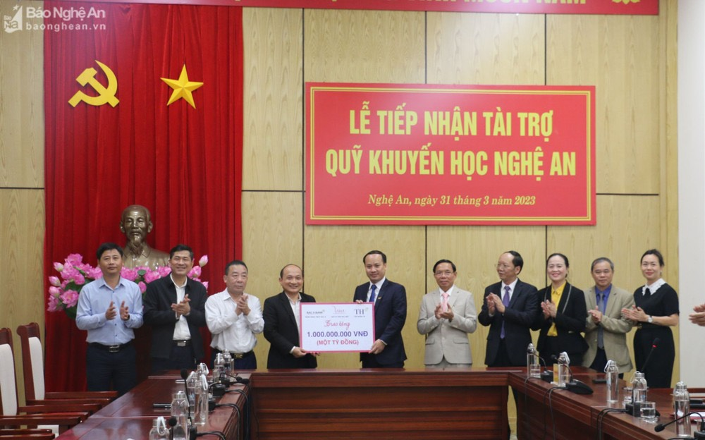 Doanh nhân Võ Hồng Minh đến từ Thành phố Hồ Chí Minh là người con quê hương Yên Thành ủng hộ cho Quỹ Khuyến học Nghệ An 1 tỷ đồng.